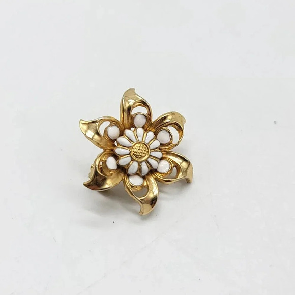 Gold Tone White Enamel Flower Open Metalwork Brooch Pin Vintage - Picture 2 of 4